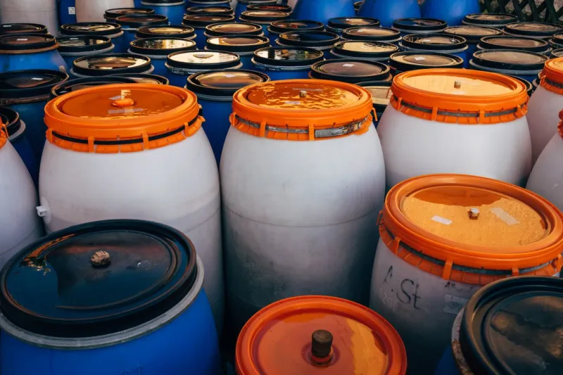 IBC 吨桶尺寸:1000L 的桶,20 尺柜单层只放得下 8 个