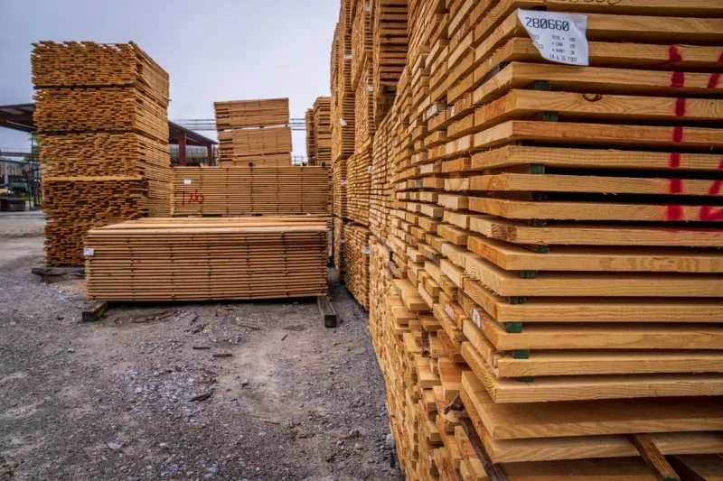 规格材尺寸：客户按 2×4 下单，量出来 38×89，差的不是料
