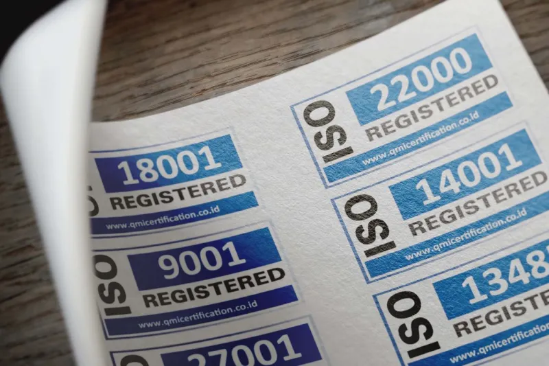 认证标志使用规范：ISO 9001 的标不能印在产品上，CCC 最小 8 毫米