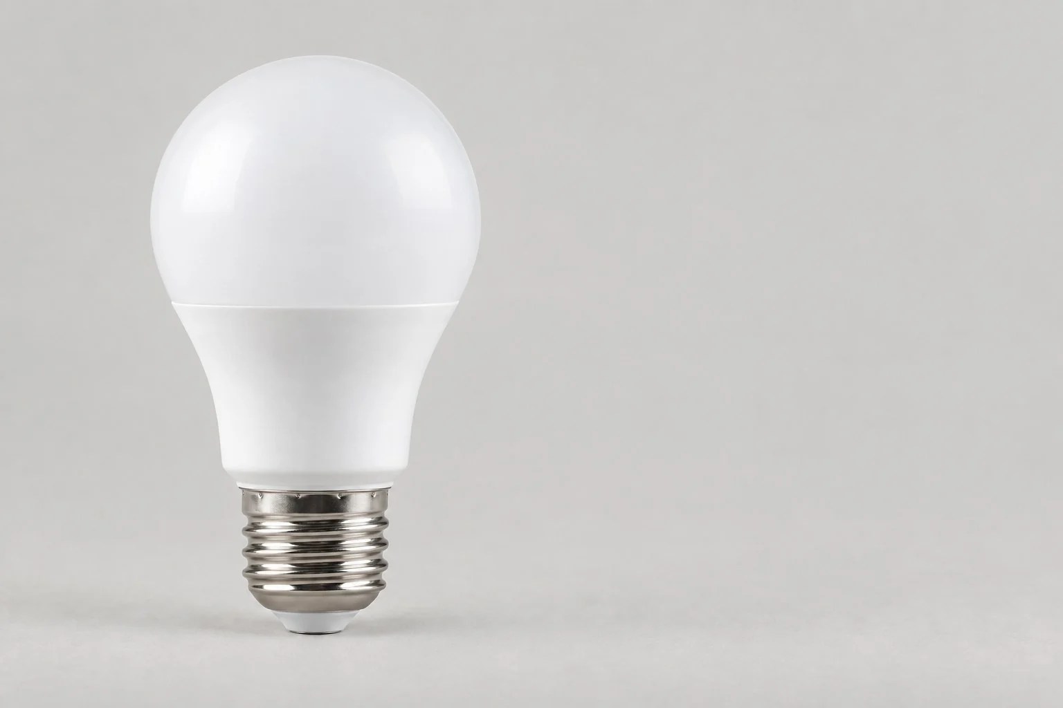 未添加标注的 E27 灯头白色 LED 球泡灯图片