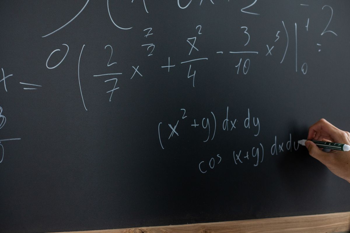 数学公式记不住怎么办?理解推导加在做题里用,别死背