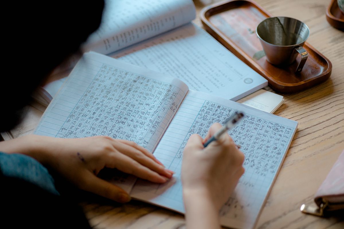 形近字总是混怎么办？先让孩子说出“差在哪”，比抄十遍管用