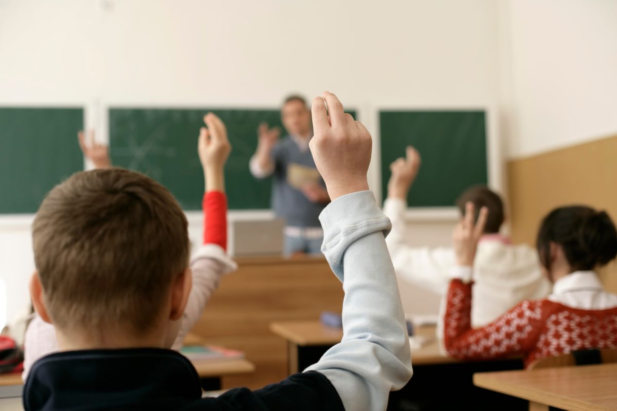 孩子上课不敢举手发言怎么办？先分清四种不敢，两种根本不用练胆量